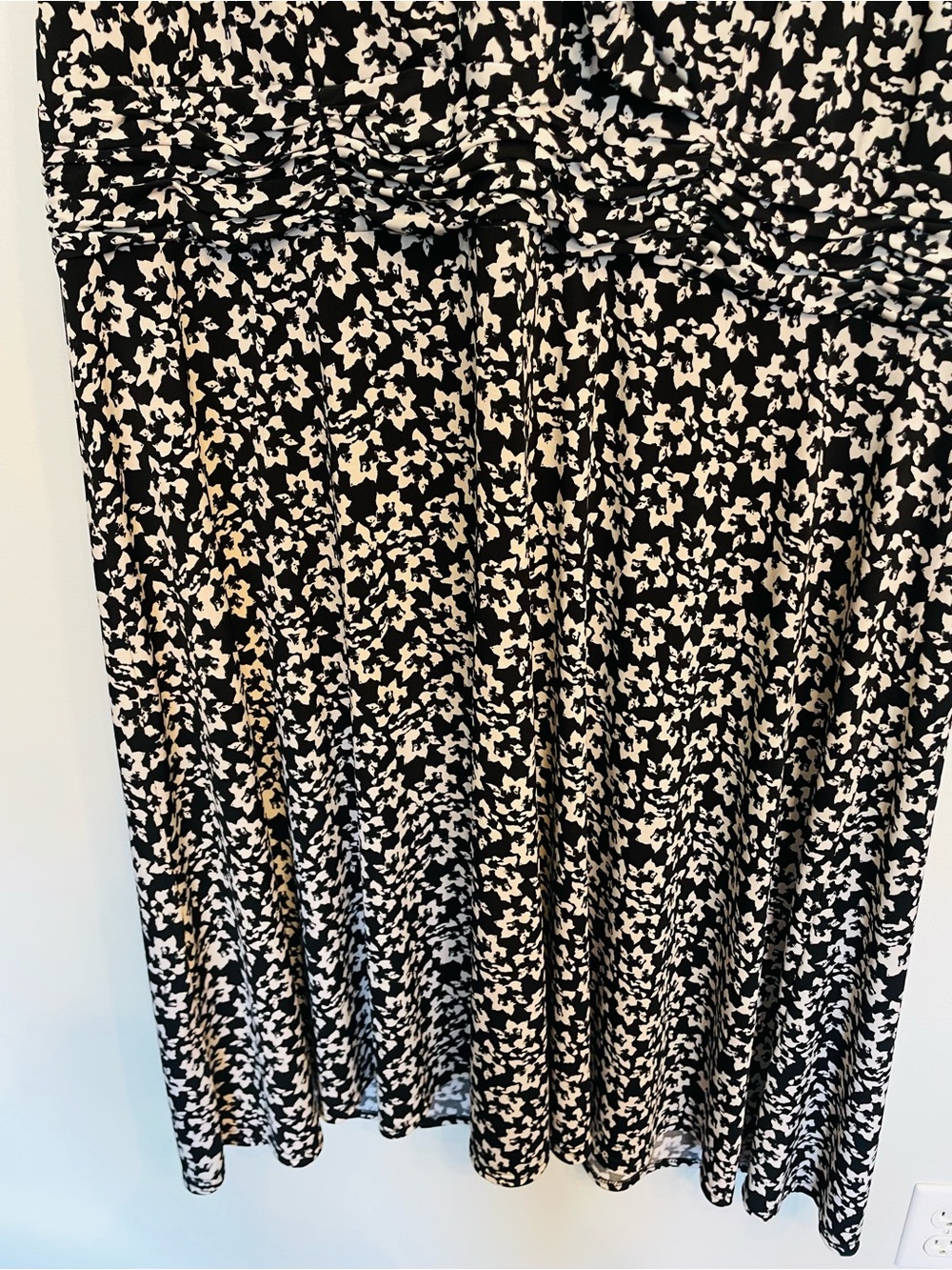 Women's Black and White Floral Midi Dress - Picture 4 of 11